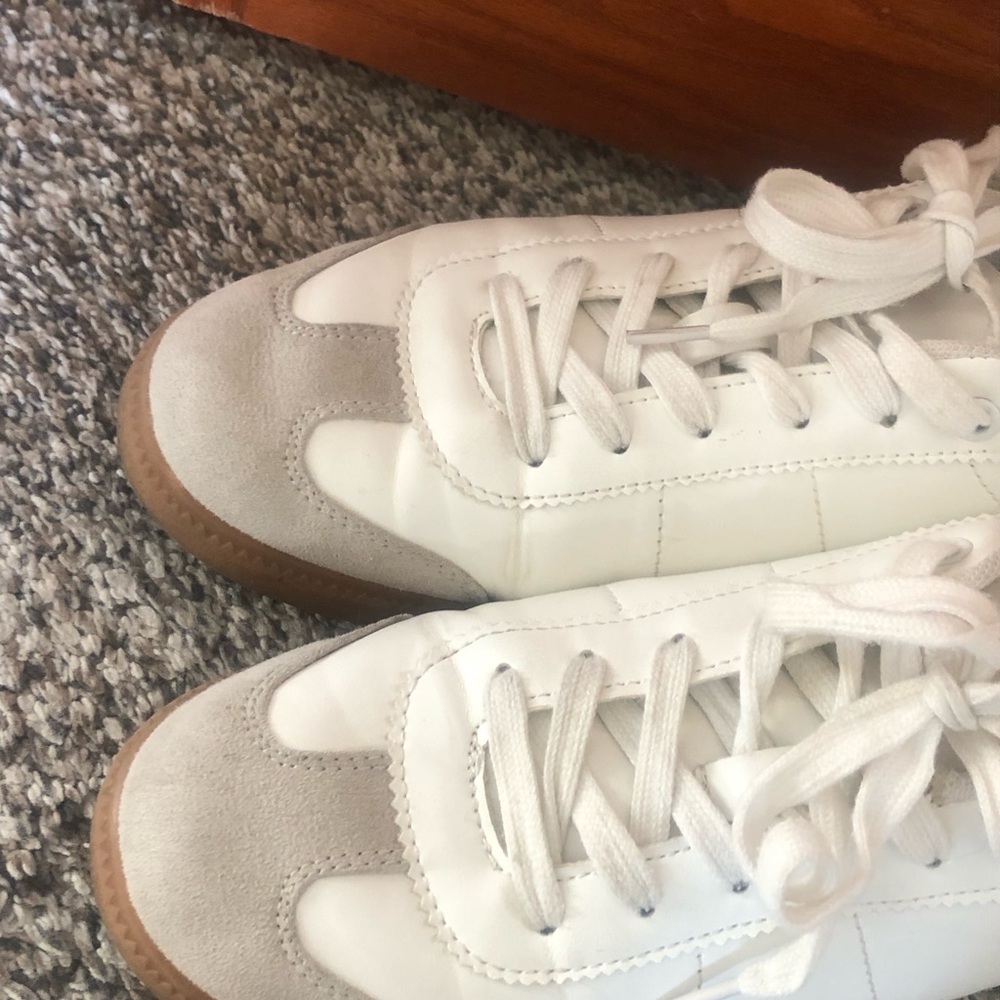Shoe Dazzle White Leather Sneakers w/ Brown Gum Sole - Gray Toe - Black Heel Tab - Picture 3 of 8
